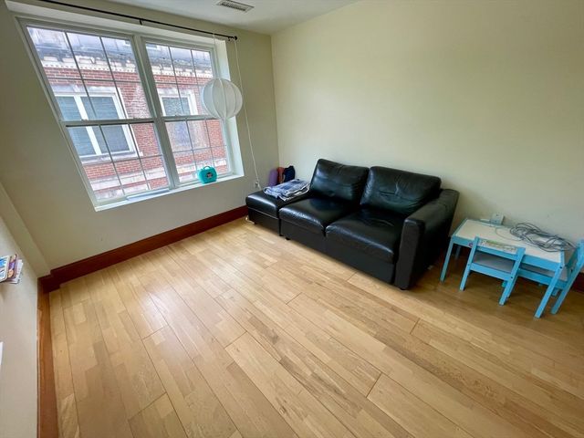 2440 Massachusetts Avenue 17, Cambridge, MA 02140