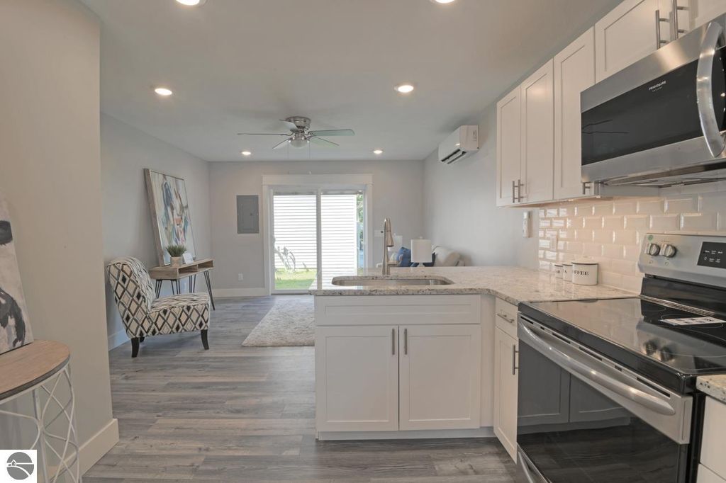 Image 10 of property listing at 1139 E Eighth Street # 7, Traverse City, MI 49686