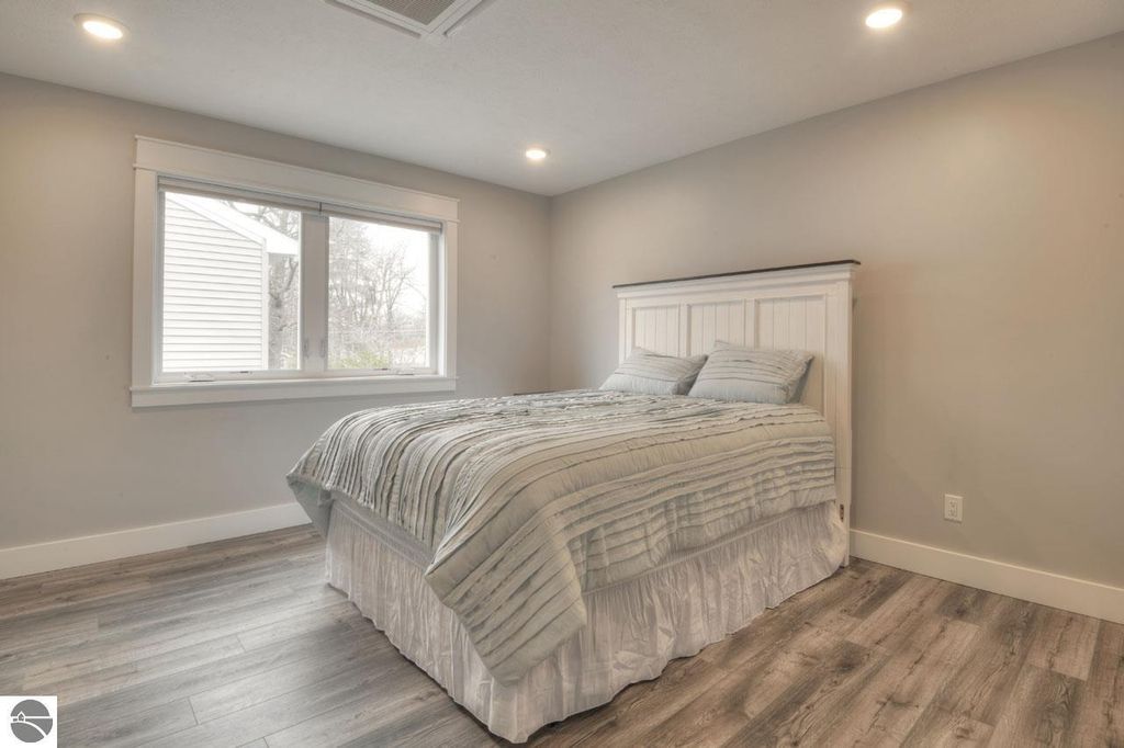 Image 17 of property listing at 1139 E Eighth Street # 7, Traverse City, MI 49686