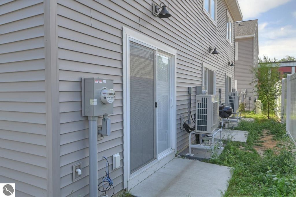 Image 5 of property listing at 1139 E Eighth Street # 7, Traverse City, MI 49686