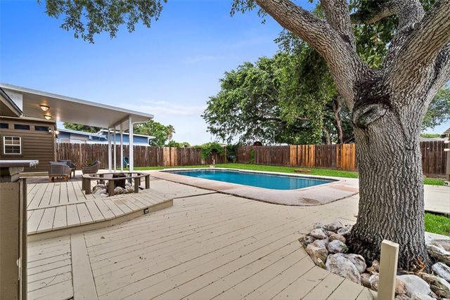 117 Chiltipin Dr, Portland, TX 78374