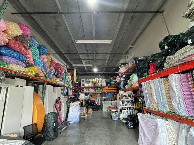 8554 NW 61st St, Miami, FL 33166