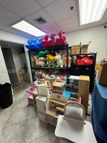 8554 NW 61st St, Miami, FL 33166