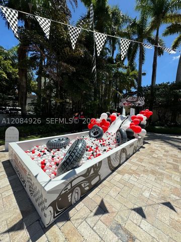 8554 NW 61st St, Miami, FL 33166