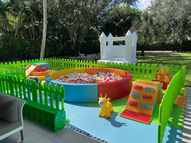 8554 NW 61st St, Miami, FL 33166