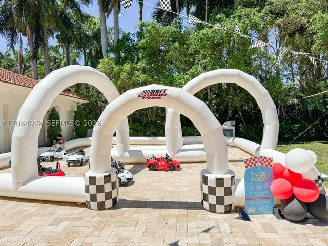8554 NW 61st St, Miami, FL 33166