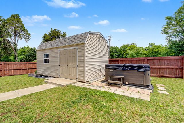 925 Burley Barn Rd, Clarksville, TN 37042