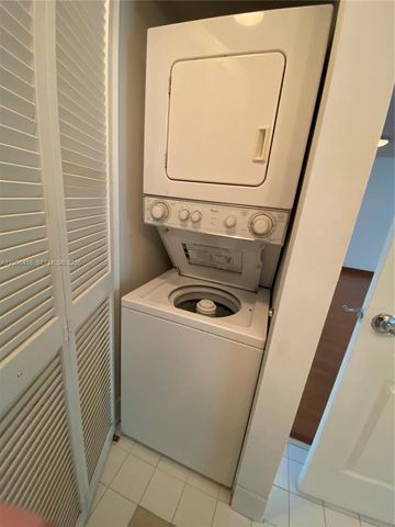 1200 Brickell Bay Dr 1914, Miami, FL 33131