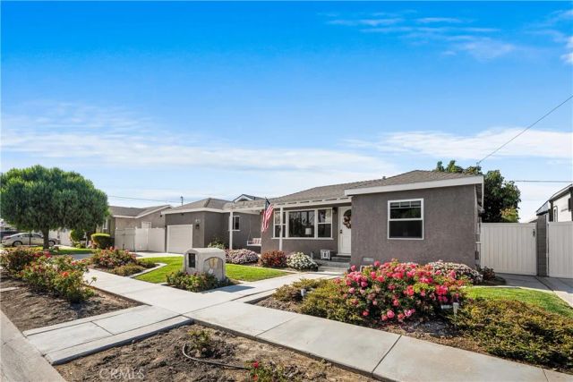 4582 Howard Avenue, Los Alamitos, CA 90720