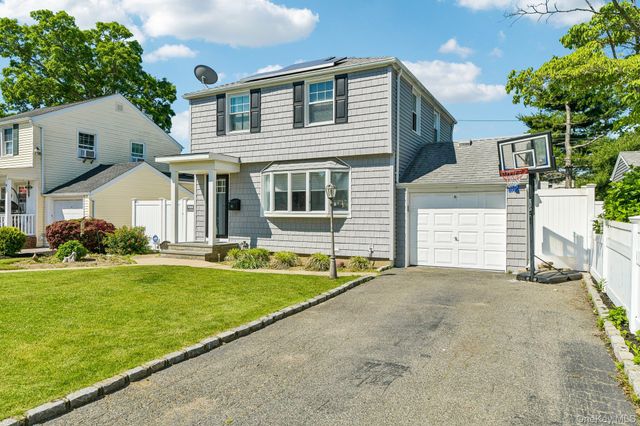93 Crest Road W, Merrick, NY 11566