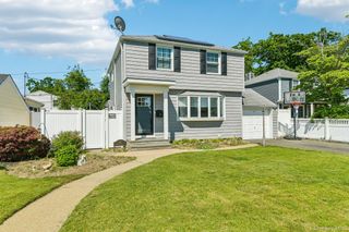 93 Crest Road W, Merrick, NY 11566