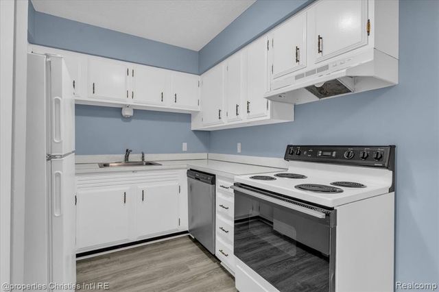 328 E Elmwood Avenue Unit 24, Clawson, MI 48017