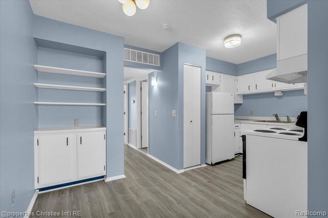 328 E Elmwood Avenue Unit 24, Clawson, MI 48017