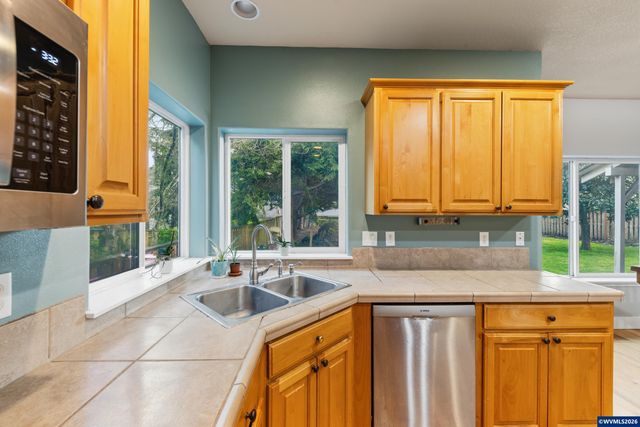 308 Holder Ln SE, Salem, OR 97306