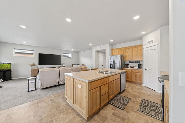 1545 W 32nd Ave, Kennewick, WA 99337