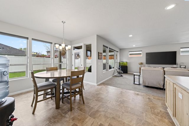 1545 W 32nd Ave, Kennewick, WA 99337