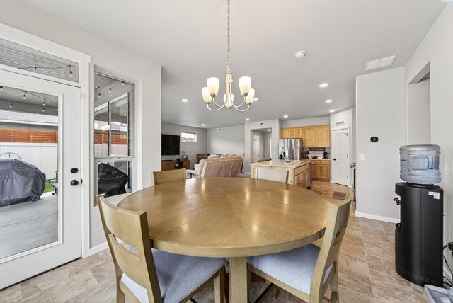 1545 W 32nd Ave, Kennewick, WA 99337