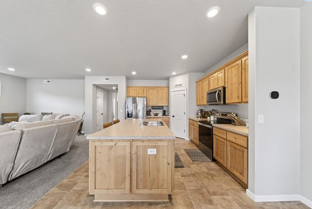 1545 W 32nd Ave, Kennewick, WA 99337