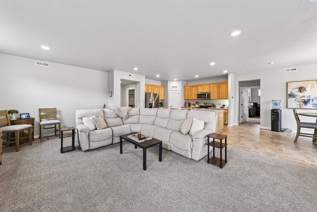 1545 W 32nd Ave, Kennewick, WA 99337