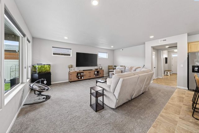 1545 W 32nd Ave, Kennewick, WA 99337