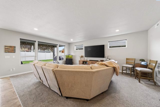 1545 W 32nd Ave, Kennewick, WA 99337