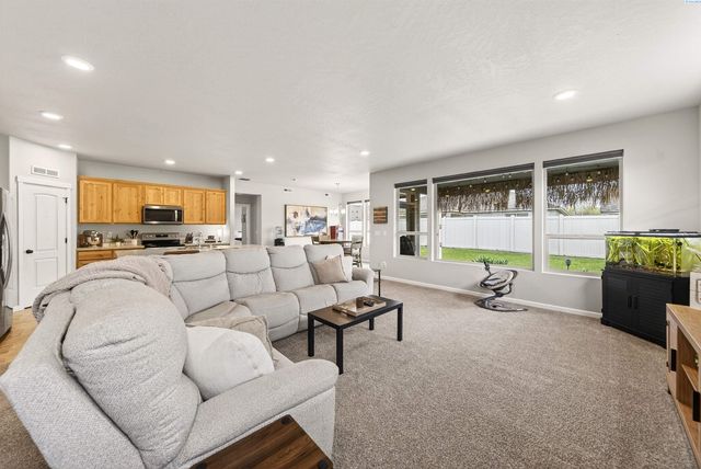 1545 W 32nd Ave, Kennewick, WA 99337