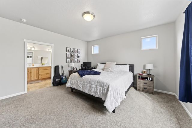 1545 W 32nd Ave, Kennewick, WA 99337