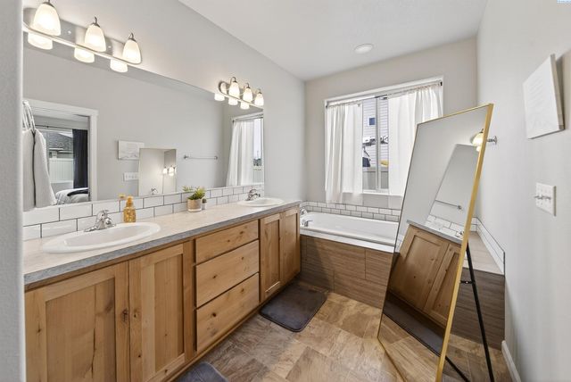 1545 W 32nd Ave, Kennewick, WA 99337