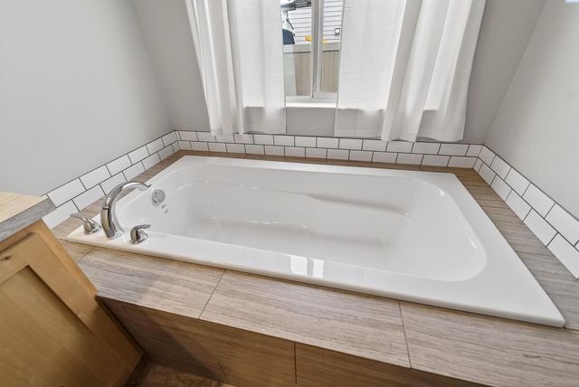 1545 W 32nd Ave, Kennewick, WA 99337