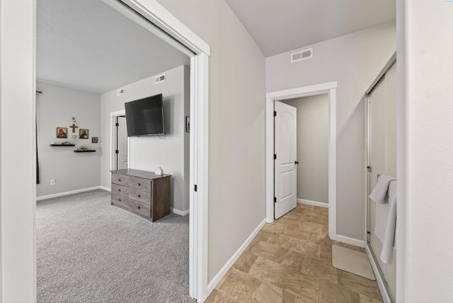 1545 W 32nd Ave, Kennewick, WA 99337