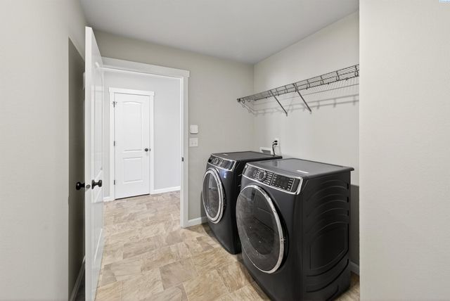 1545 W 32nd Ave, Kennewick, WA 99337