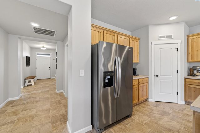 1545 W 32nd Ave, Kennewick, WA 99337