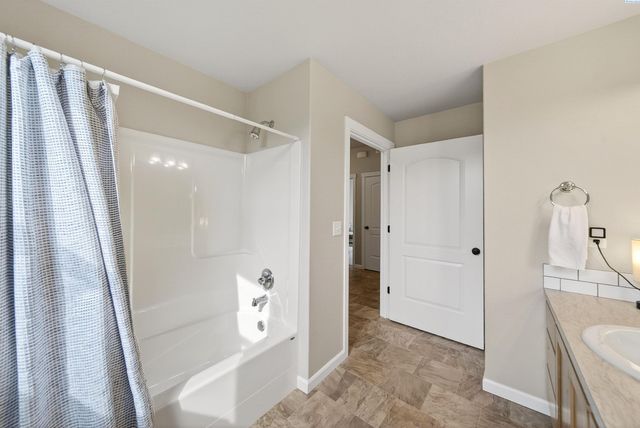 1545 W 32nd Ave, Kennewick, WA 99337