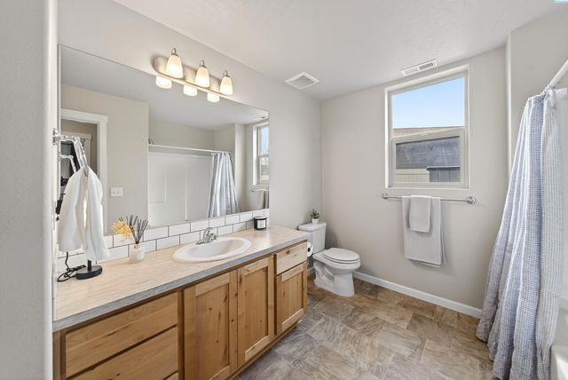 1545 W 32nd Ave, Kennewick, WA 99337