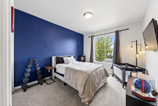 1545 W 32nd Ave, Kennewick, WA 99337