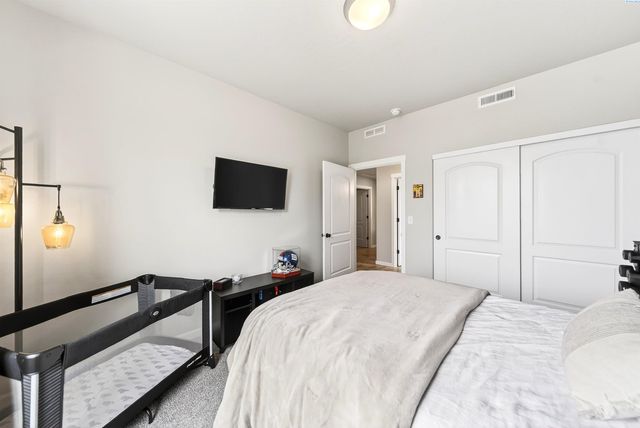 1545 W 32nd Ave, Kennewick, WA 99337