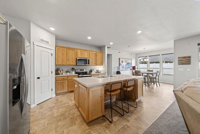 1545 W 32nd Ave, Kennewick, WA 99337