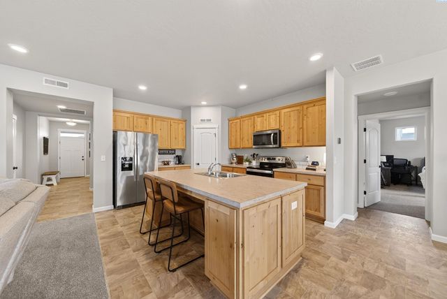 1545 W 32nd Ave, Kennewick, WA 99337