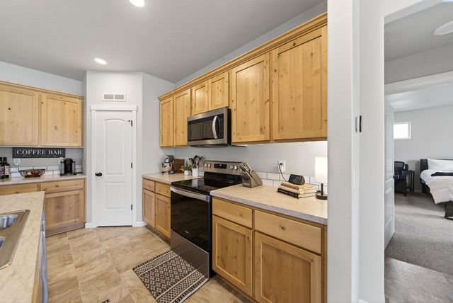 1545 W 32nd Ave, Kennewick, WA 99337