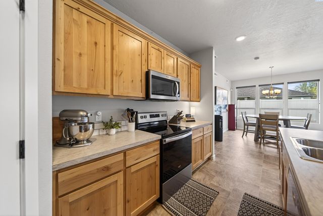 1545 W 32nd Ave, Kennewick, WA 99337