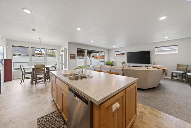 1545 W 32nd Ave, Kennewick, WA 99337