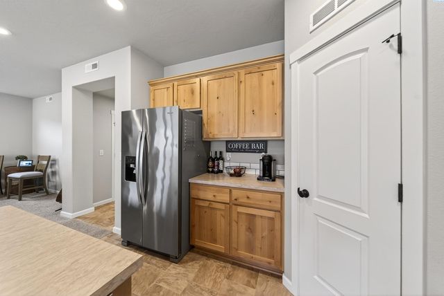 1545 W 32nd Ave, Kennewick, WA 99337