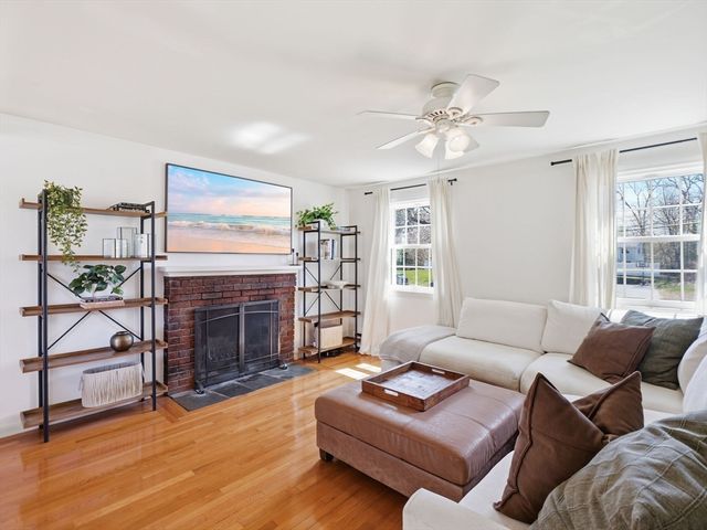 4 Donny Dr, Franklin, MA 02038