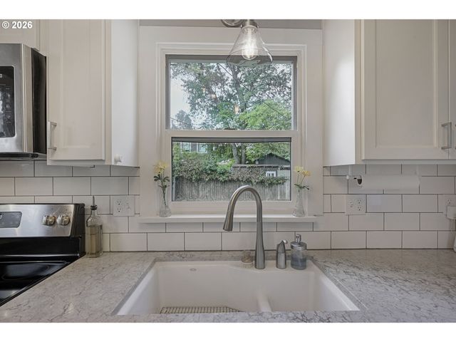 10236 N SMITH St, Portland, OR 97203