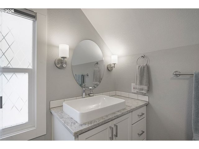 10236 N SMITH St, Portland, OR 97203