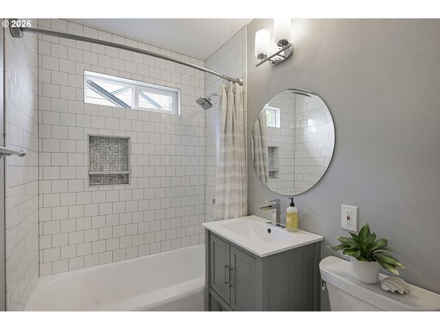 10236 N SMITH St, Portland, OR 97203