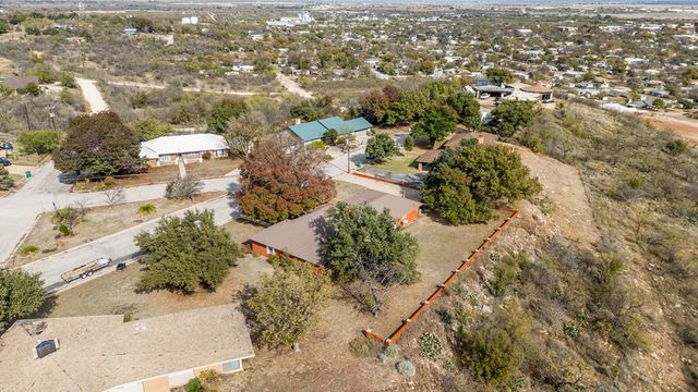 1111 Hillcrest, Coleman, TX 76834