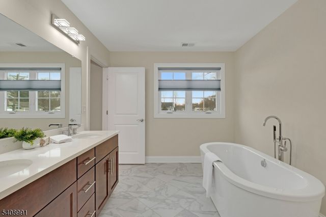 2 Maddie Ct, Woodbridge Twp., NJ 07067