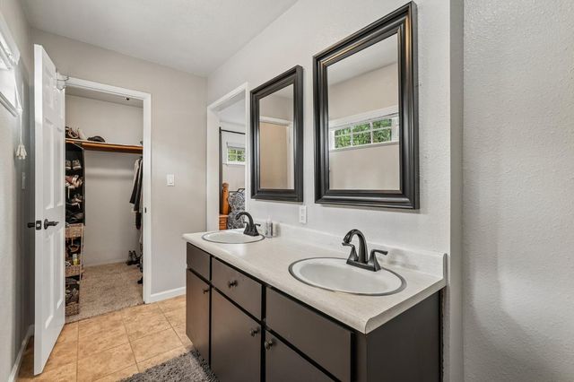 11883 Torrey Pines Dr, Auburn, CA 95602