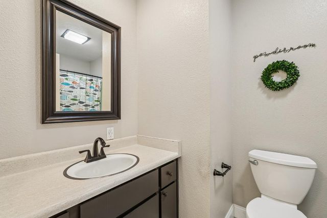 11883 Torrey Pines Dr, Auburn, CA 95602